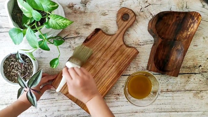 نحوه رنگکاری وسایل چوبی | آموزش کامل محافظت از چوب با روغن گیاهی